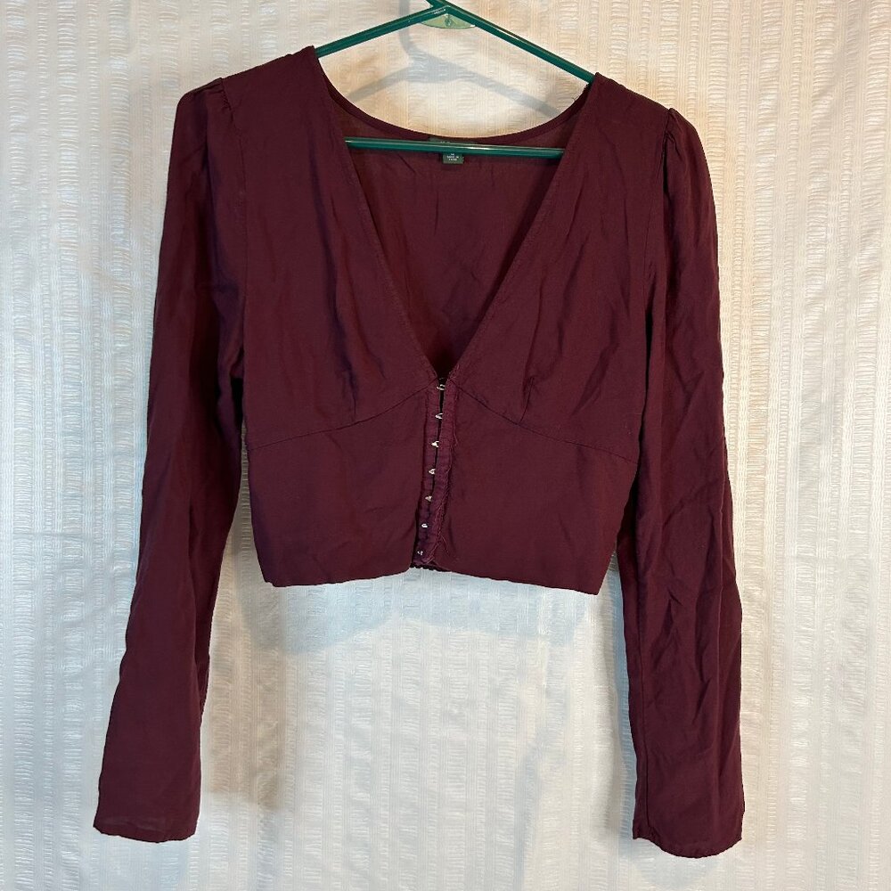 V-Neck Clasp Cropped Shirt Womens Sz Medium